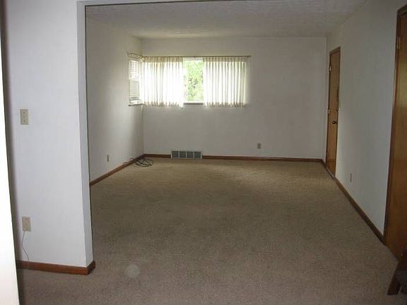 Photo 2 - spacious living