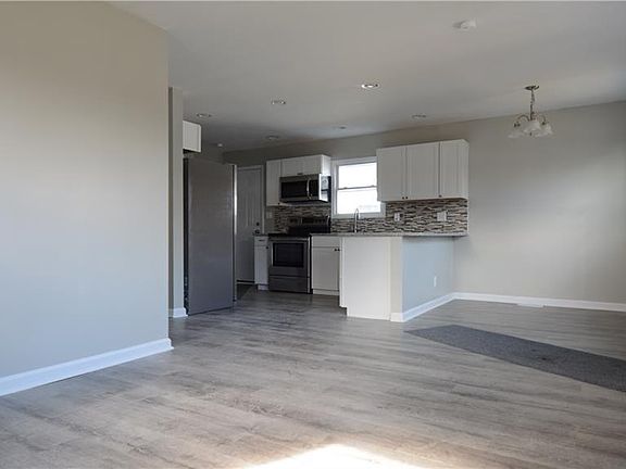 5th image of 3630 N Graceland Ave