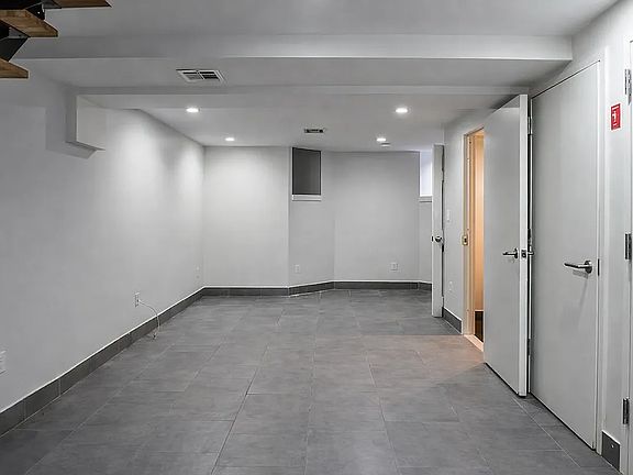 5th image of 30 Claver Pl Unit 1H