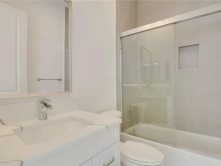 180 NE 6th Ave #Townhouse F — Photo 9