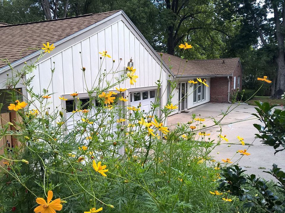 Front with C-Shaped driveway
