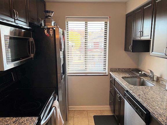 Stainless Appliances 
Granite countertops
Eat at Island