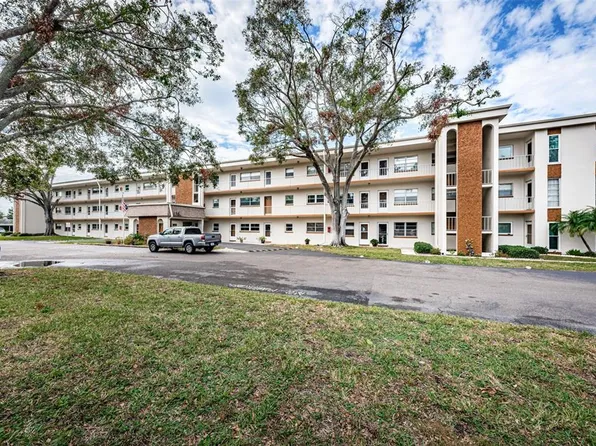 5880 38th Ave N APT 204, Saint Petersburg, FL 33710