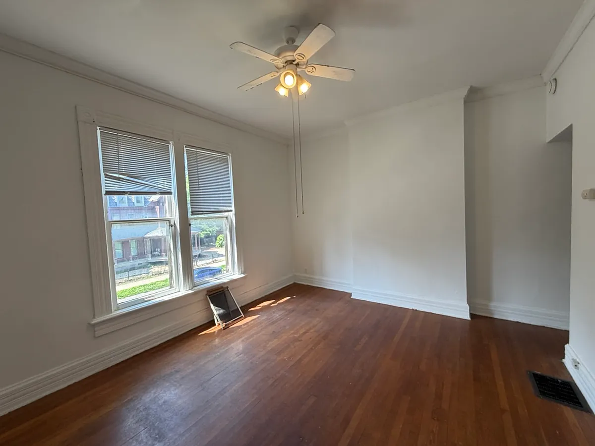 Building Photo - 310 W 5th Ave #C