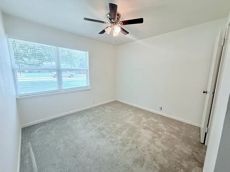 1411 W Shields Dr — Photo 8