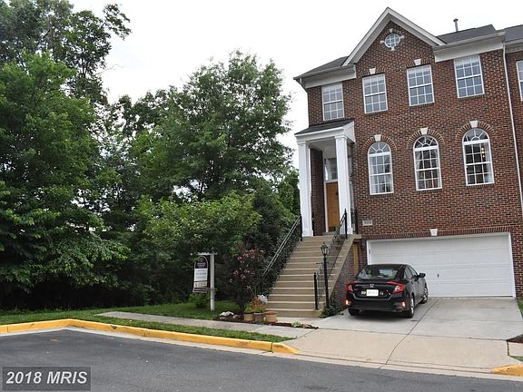 End-Unit TH 2 car garage surrouned by common area