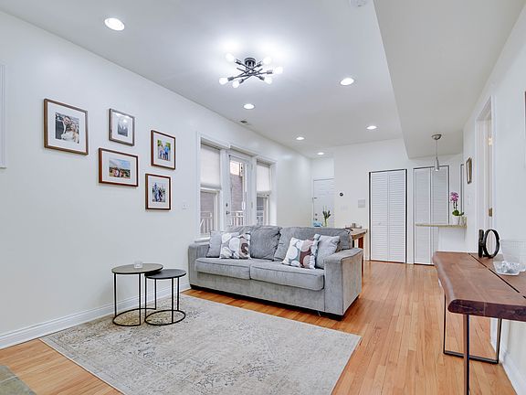 4th image of 1009 N Oakley Blvd APT 2W