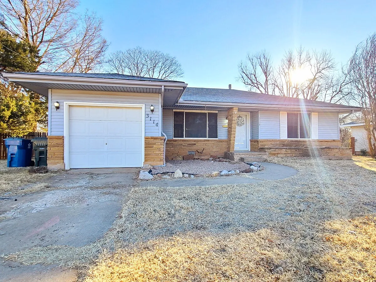 3 bed, 1.0 bath, 1014 sqft, $1,300 — Photo 2