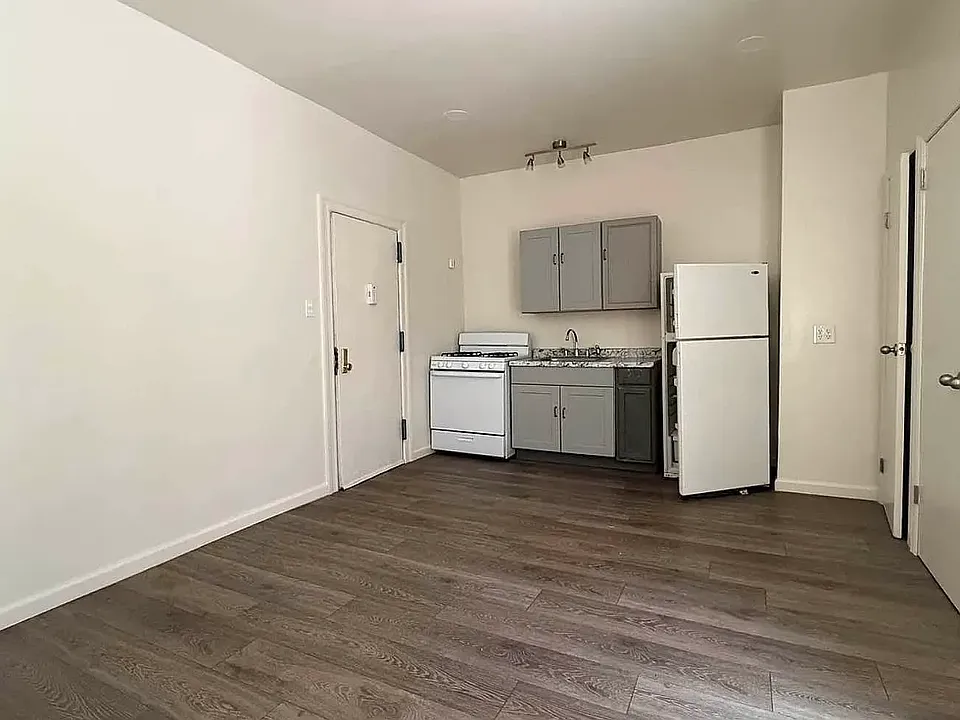 220 E 18th St #44