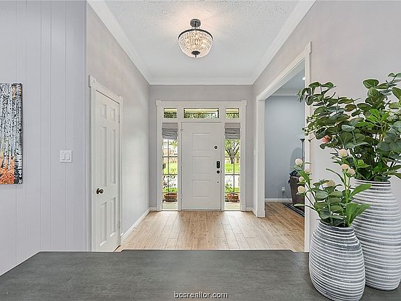 2nd image of 1211 Brook Hollow Dr