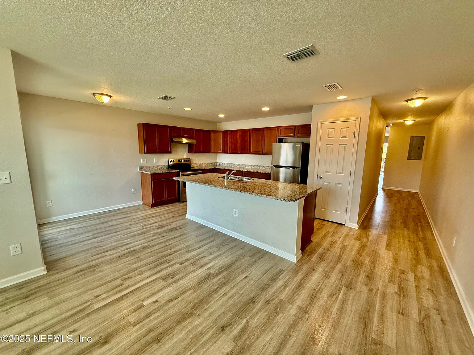 8 bed, 2.0 bath, 4766 sqft, $1,375 — Photo 3