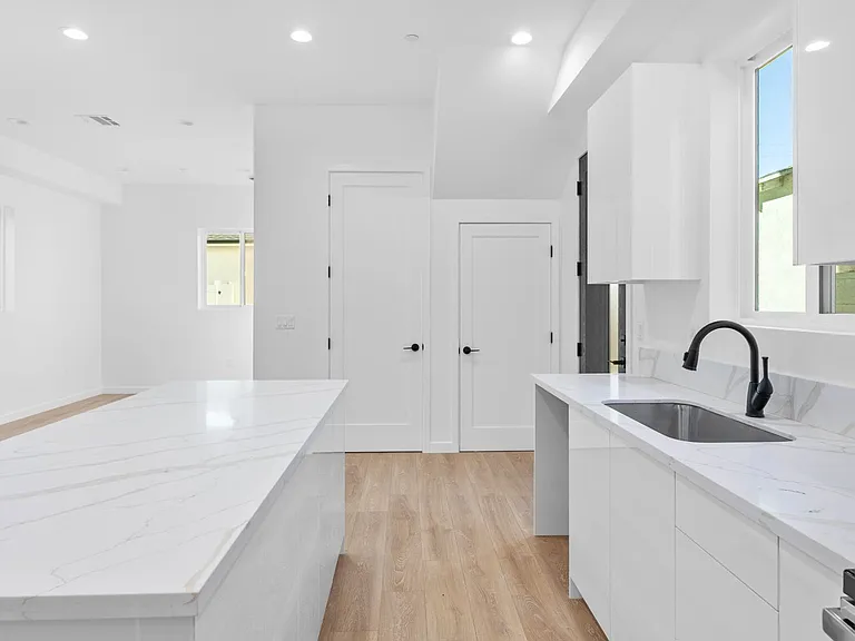6846 Cedros Ave — Photo 6
