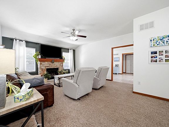 3rd image of 511 N Rebecca Ln