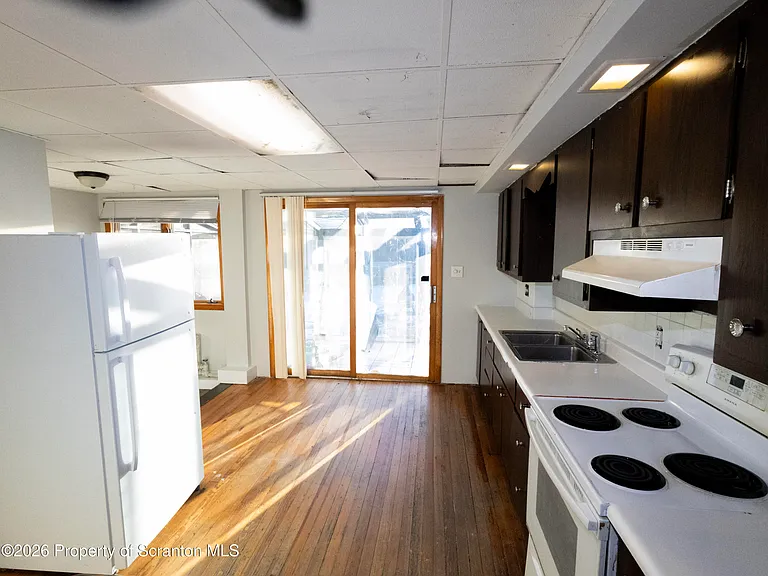 418 E Market St — Photo 6