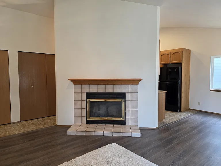 384 Selkirk Dr — Photo 6