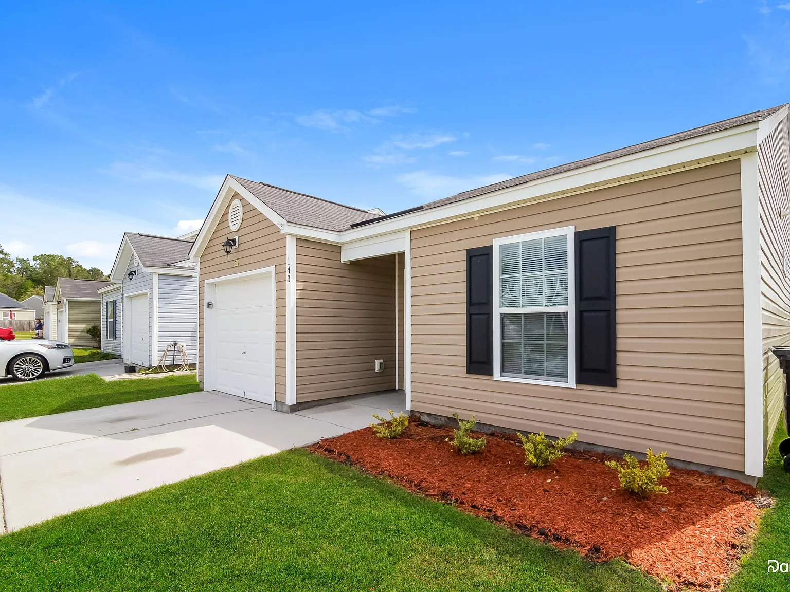 3 bed, 2.0 bath, 1197 sqft, $2,000 — Photo 2
