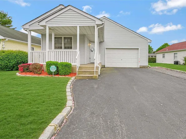 26 E Village Circle #26, Manorville, NY 11949