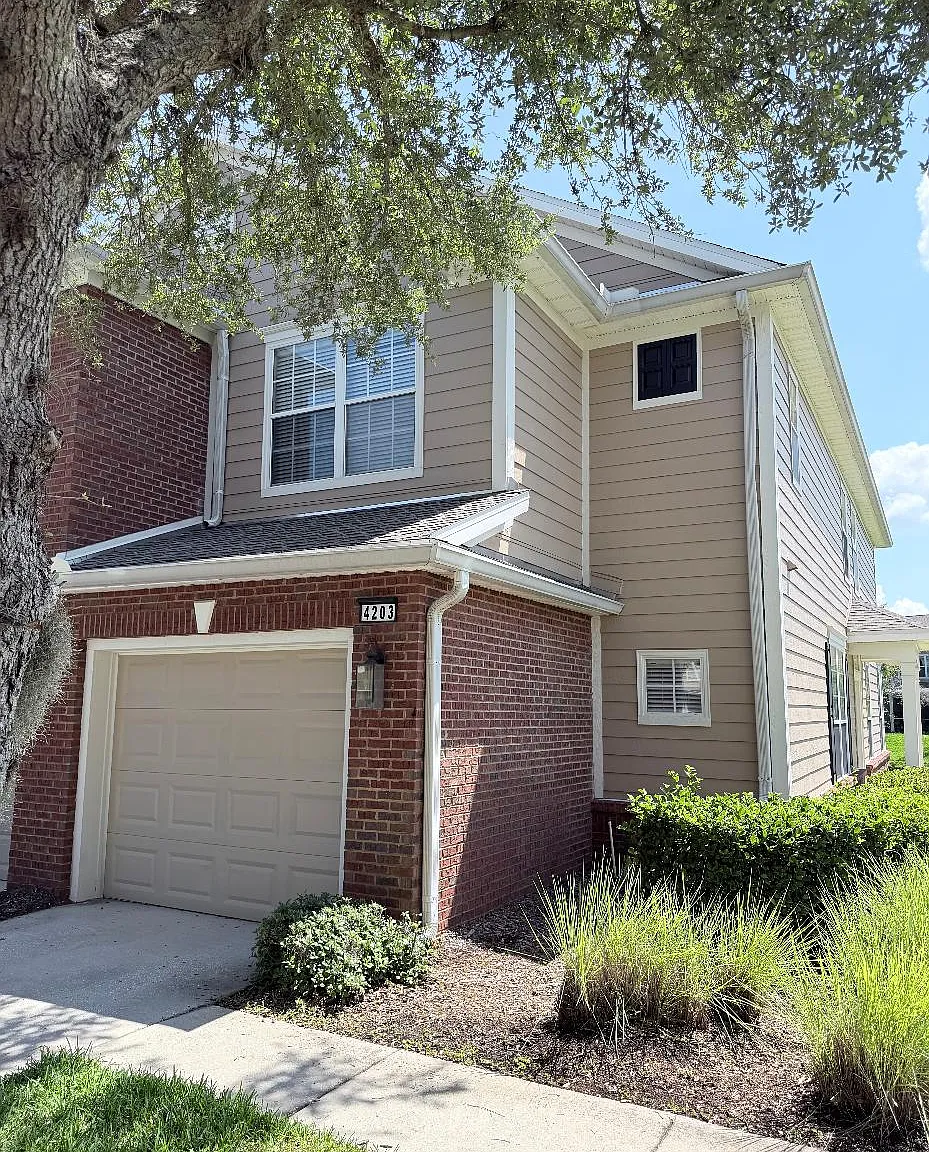 3 bed, 2.5 bath, 1704 sqft, $2,050 — Photo 1