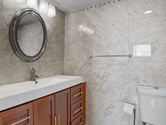 4th image of 942 NE 199th Street #401
