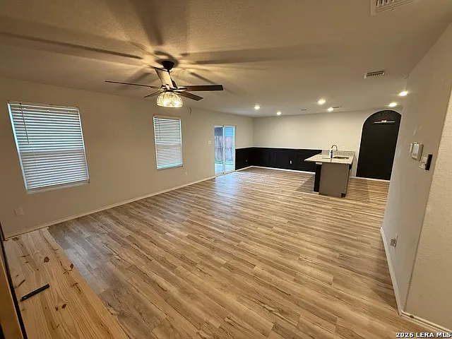 4 bed, 2.5 bath, 1962 sqft, $2,000 — Photo 2