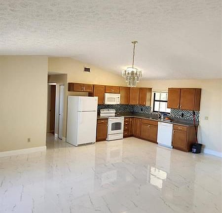 5th image of 2102 SW Burman Ln