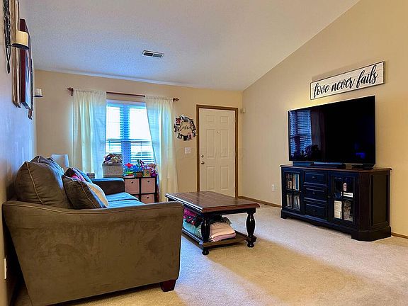 2nd image of 995 Kingsbury Ct
