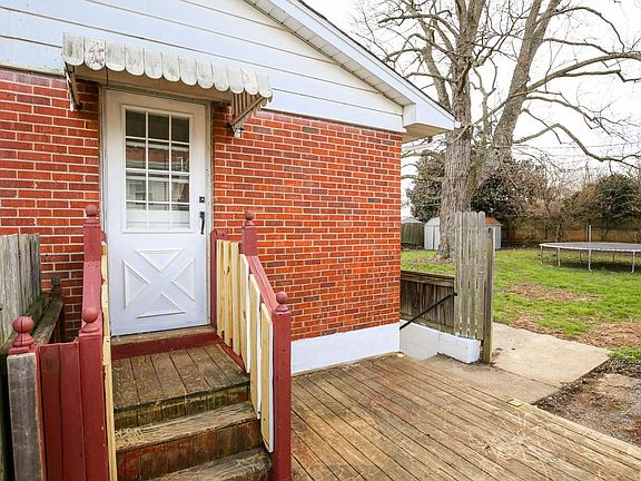 5th image of 604 Ivy Ct