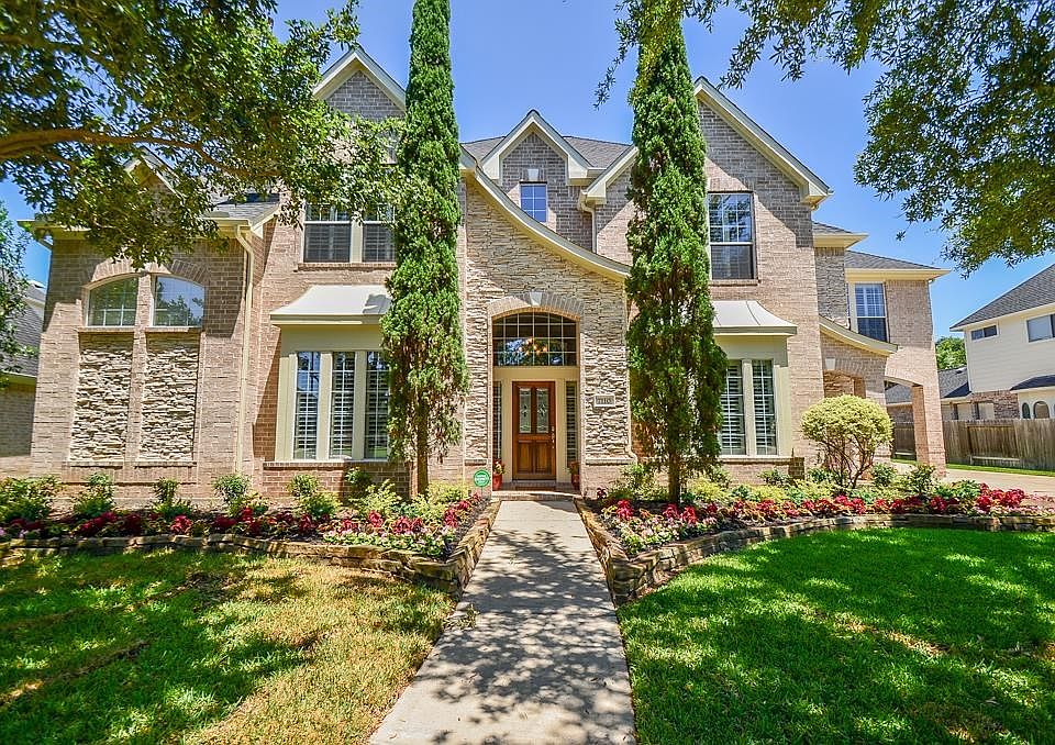 Immaculately maintained 5 bedroom home in the highly desired Grand Lakes subdivision!