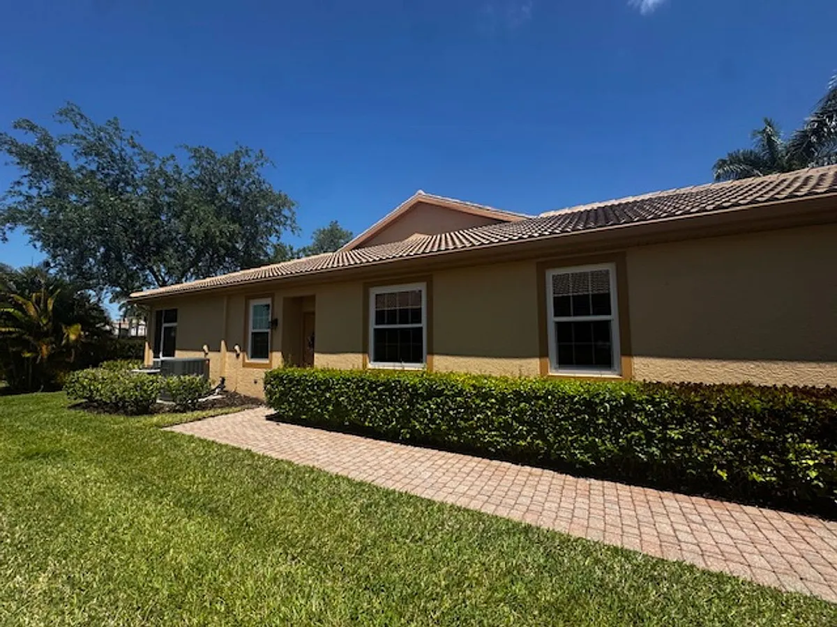 Building Photo - 7850 Lake Sawgrass Loop #4111