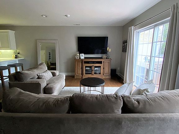 3rd image of 295 Prairie Ct