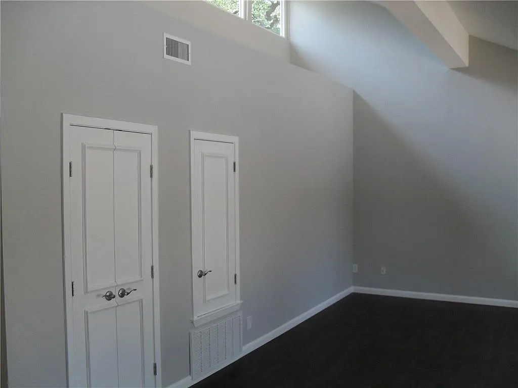 4 bed, 2.5 bath, 2354 sqft, $6,500 — Photo 4