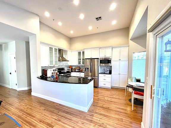 Gourmet Kitchen with Stainless Steel Appliances, Gas Stove, Ice maker, Dishwasher and tons of storage