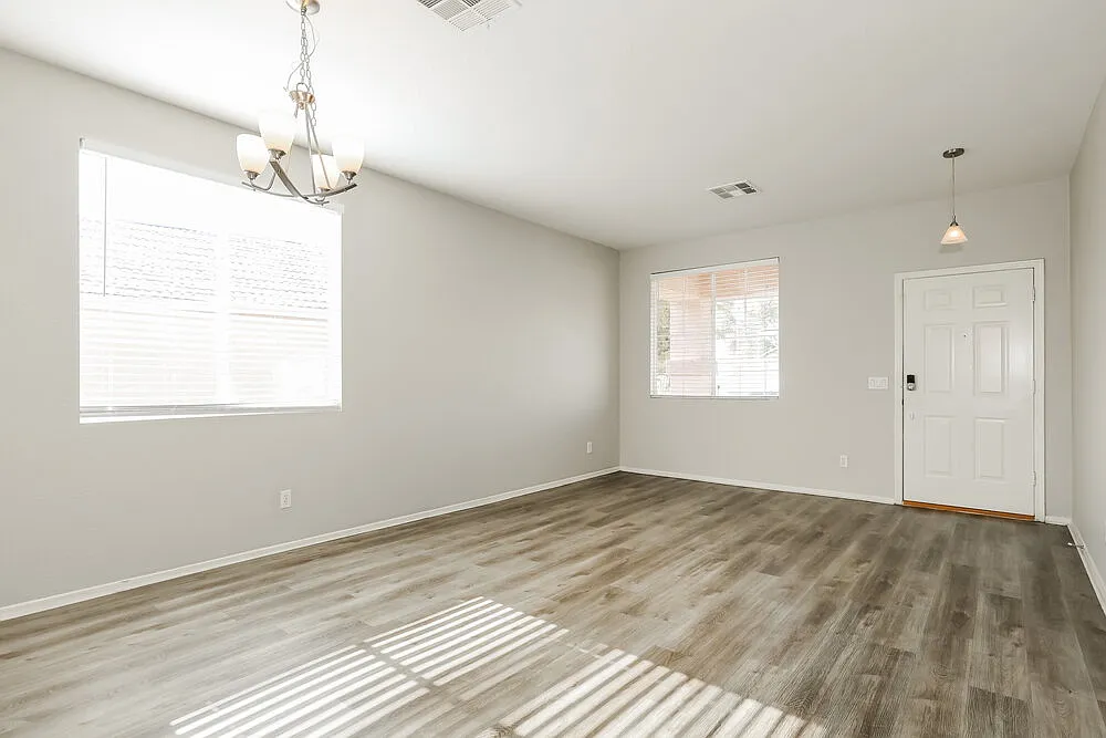 5 bed, 2.5 bath, 2261 sqft, $2,495 — Photo 4