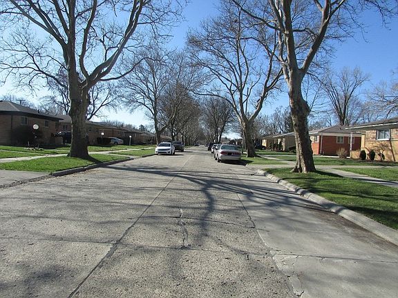 4th image of 23260 Avon Ave