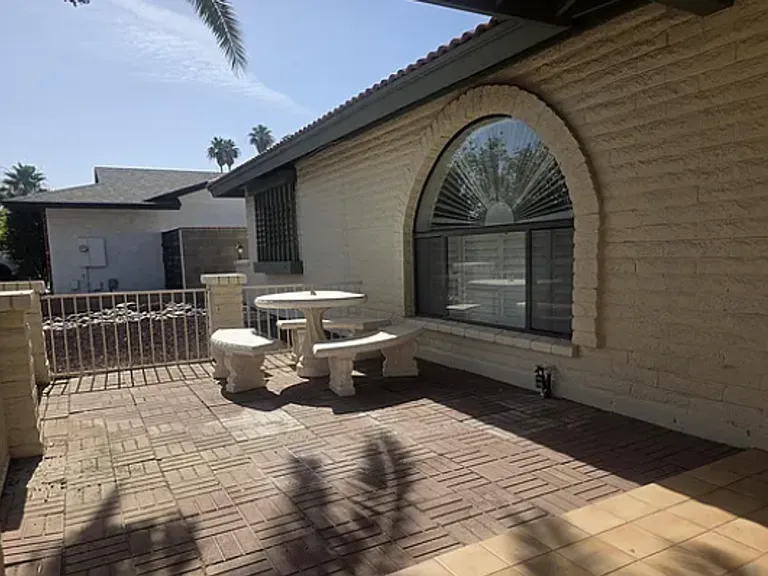 2409 E Jensen St — Photo 2