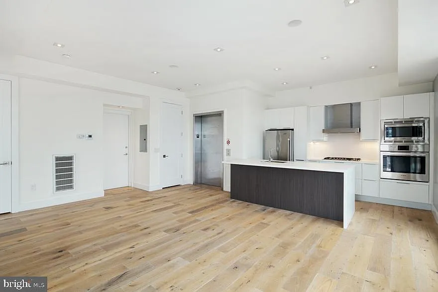 1 bed, 1.5 bath, 700 sqft, $2,700 — Photo 3