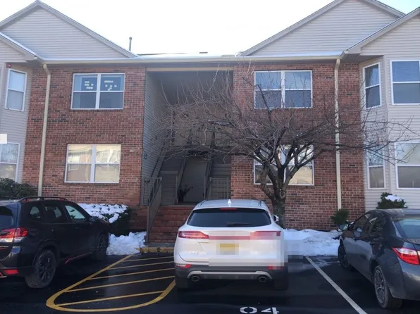 3 Donna Dr #403, East Hanover, NJ 07936