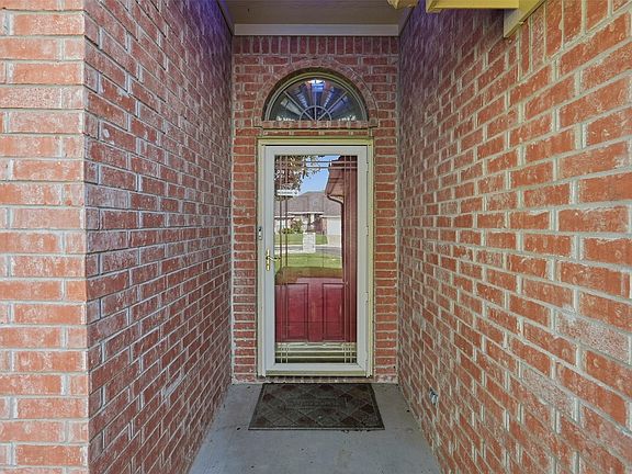 5th image of 708 Hillcrest Dr