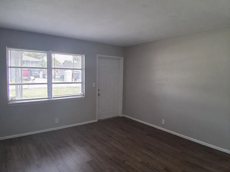 4104 Desoto Ave — Photo 3