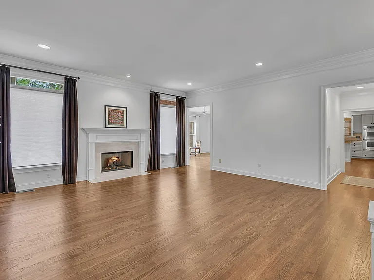 729 Harrow Ln — Photo 13