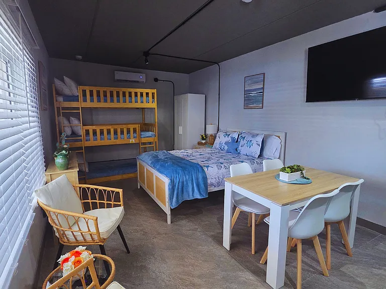 Modern studio offering a lounge, dining space, equipped kitchen, and full bath.