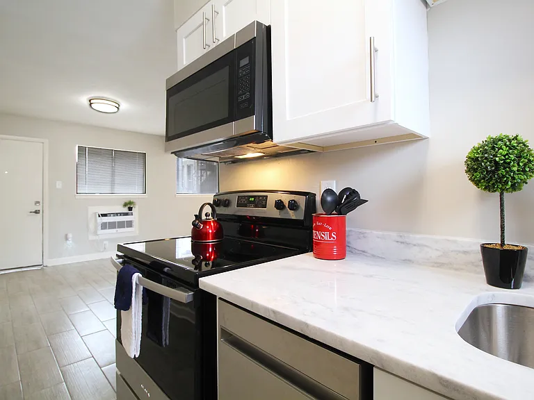 461 S Highland Street — Photo 6
