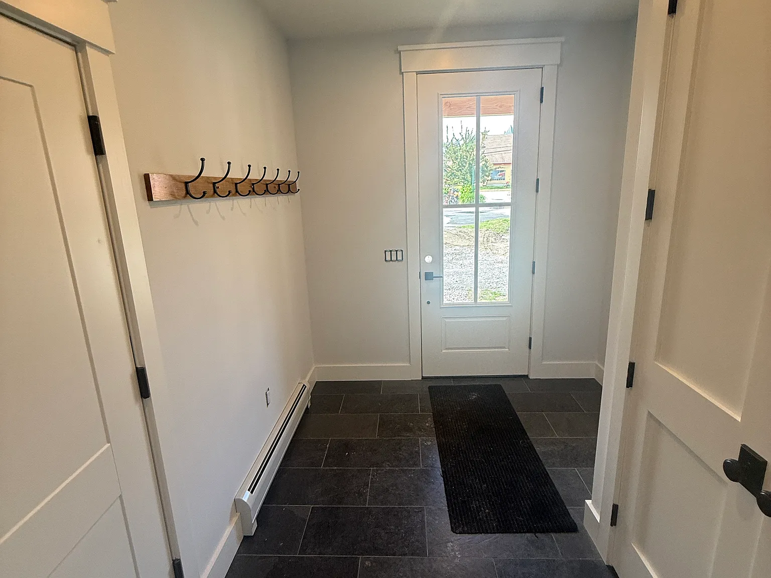3 bed, 2.5 bath, 1969 sqft, $8,000 — Photo 3