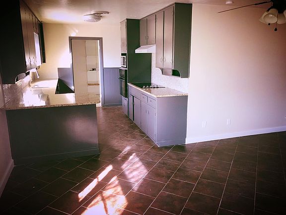 Dining area to kitchen