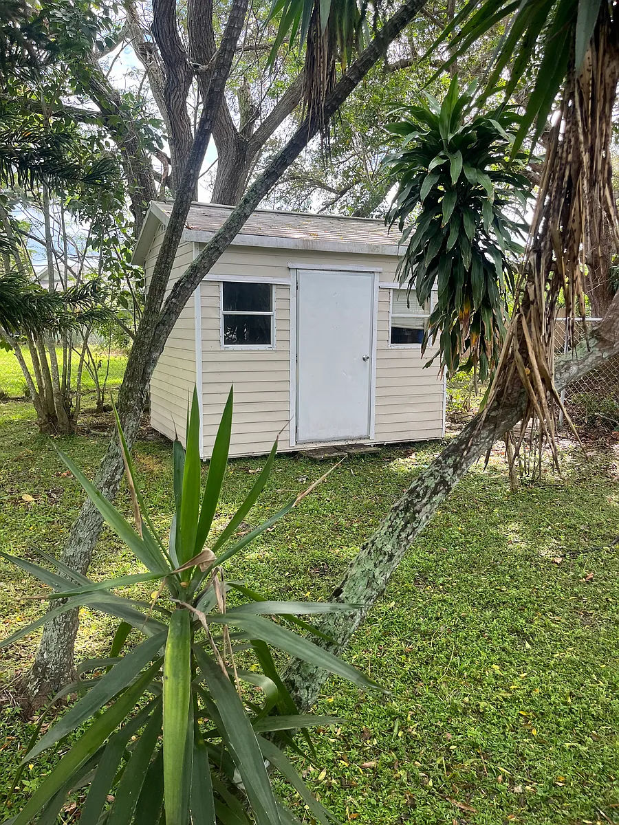Building Photo - 313 NE Floresta Dr