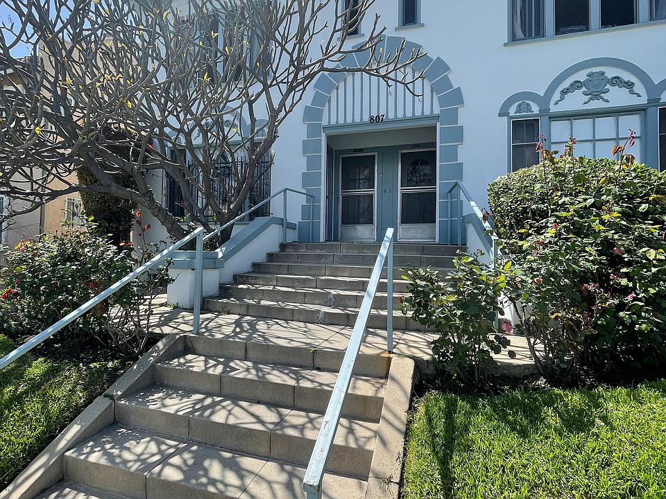 1st image of 809 1/2 N Ridgewood Pl #809