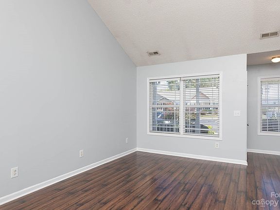 4th image of 706 Dalebrook Ln #2