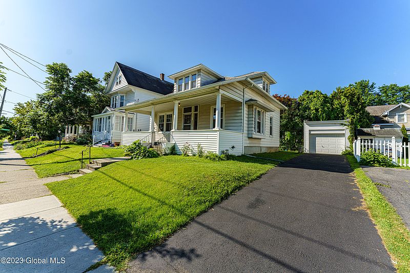 3rd image of 824 Lancaster Street