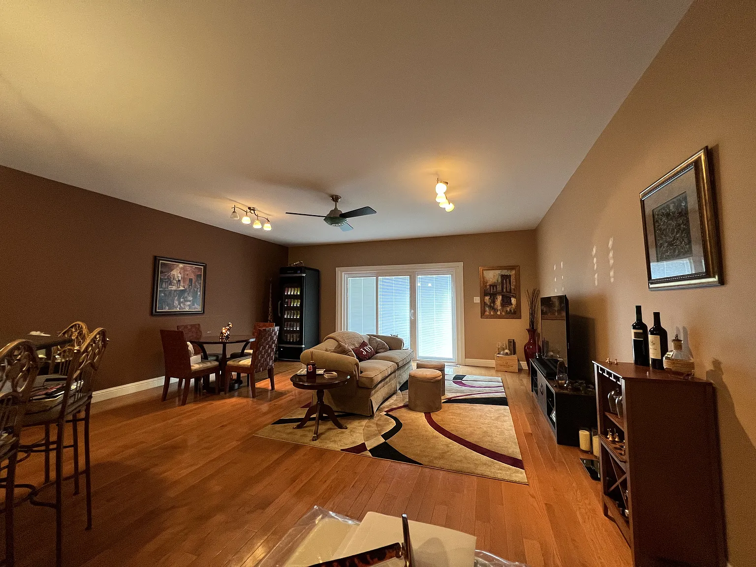 4 bed, 3.5 bath, 2820 sqft, $3,400 — Photo 2