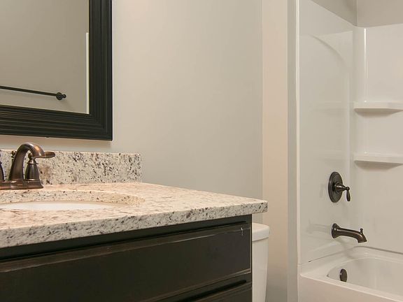 5th image of 662 Queens Ct